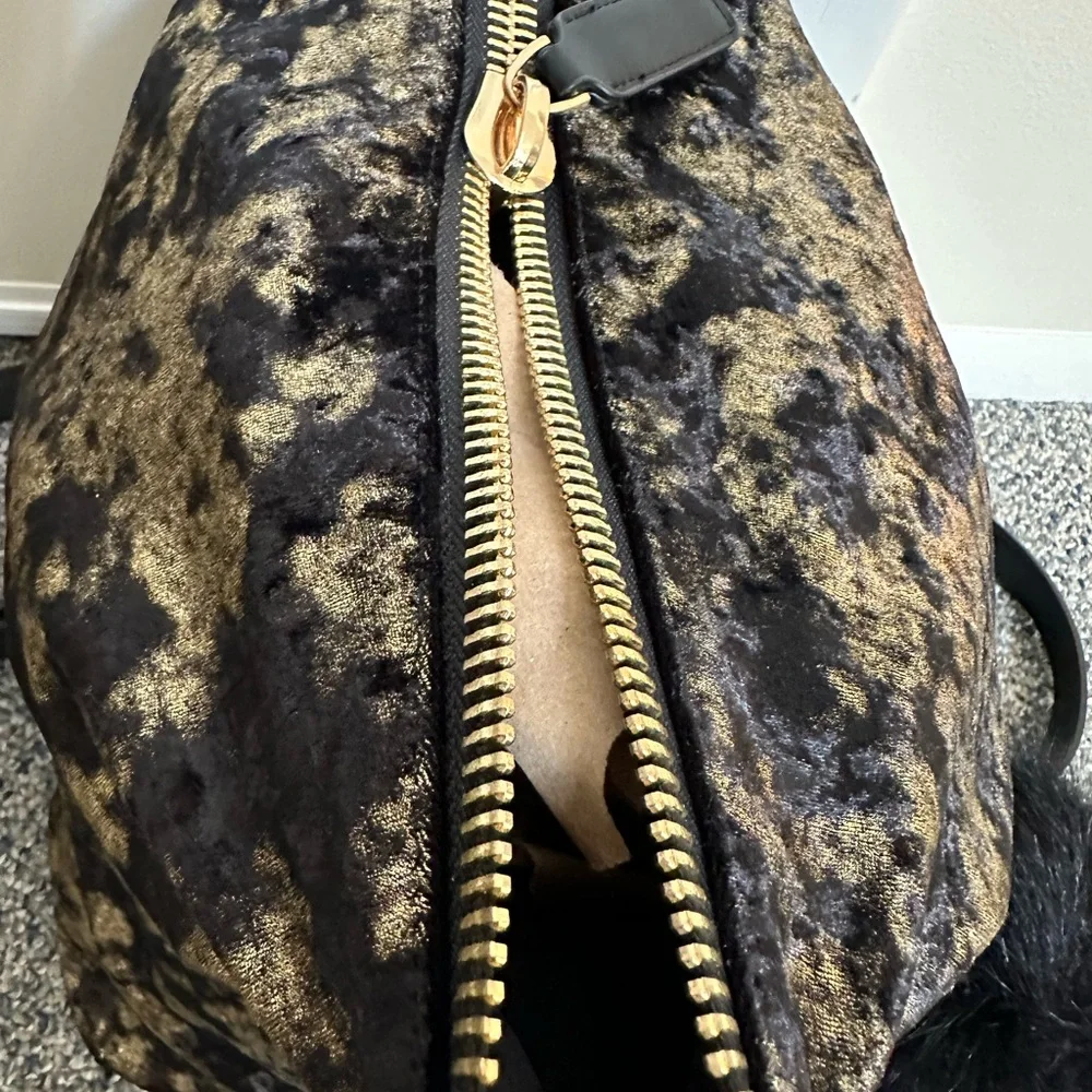 NWOT: triangular shape knapsack - Picture 8 of 8